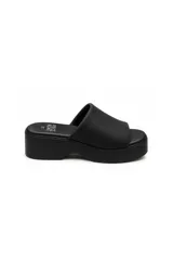 Sandalias de plataforma color negro, con tira ancha en el empeine y suela chunky.