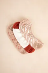 Set de tres pares de medias soquetes con diferentes estampados: lunares, bloques de color y animal print.