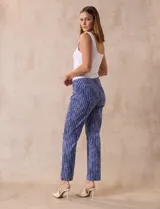 Pantalón de gabardina elastizada con estampado floral multicolor, pretina ancha elastizada y corte recto.