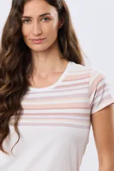 Remera de manga corta de algodón con diseño de rayas horizontales en tonos rosados, beige y blancos, y cuello redondo.