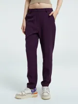 Pantalón recto de vestir color morado oscuro, con cierre y botón frontal, pretina con elástico en la parte trasera y bolsillos laterales.