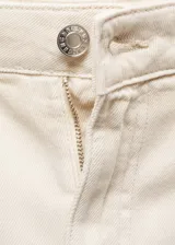 Pantalón de jean color beige, de corte recto y tiro medio. Presenta detalle de pinzas en la parte frontal, cierre de cremallera con botón y bolsillos traseros.