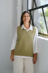 Chaleco de tejido de punto en color verde oliva, con escote en V y diseño holgado sin mangas.