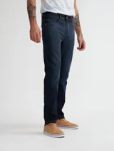 Jean de corte slim fit color azul oscuro.