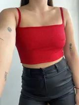 Top corto plateado con breteles finos y escote recto.