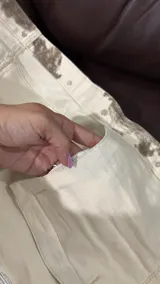 Campera de jean con corte oversize y estampado tipo animal print de manchas en tonos marrones sobre base color crema. Presenta cuello clásico, cierre frontal con botones metálicos, bolsillos con solapa en el pecho y puños abotonados.