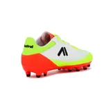 Championes de fútbol Austral modelo Blast, con diseño en blanco, amarillo neón y detalles en naranja. Presentan suela con tapones para césped y cierre con cordones.