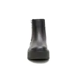 Bota de cuero negro con diseño tipo Chelsea, plataforma alta dentada y cierre lateral metálico con logo de la marca visible en el lateral.