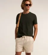 Bermuda masculina de corte recto, color rojo, con cintura elástica y cordón de ajuste. Cuenta con bolsillos laterales y traseros, confeccionada en una mezcla de algodón y lino.