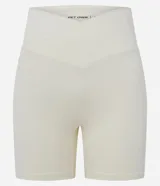 Bermuda deportiva de mujer confeccionada en microfibra, con diseño de cintura cruzada y corte regular que se ajusta de forma anatómica al cuerpo.
