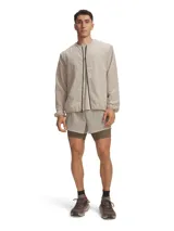 Short de running Under Armour de doble capa, color beige claro en la capa exterior y marrón oscuro en la calza interior ajustada.