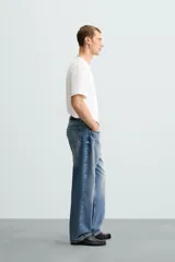 Remera color arena de corte recto, cuello redondo y mangas cortas.