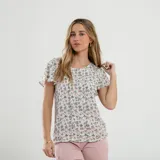Blusa blanca con estampado floral multicolor, cuello redondo y mangas cortas con volados.