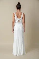 Vestido largo blanco de jersey, corte princesa con escote en V y bordado de perlas, canutillos y piedras.