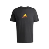 Remera de algodón color negro con cuello redondo y mangas cortas. Presenta un estampado frontal con el logo de Adidas en amarillo sobre una pincelada horizontal en color rojo.