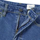 Pantalón de jean azul oscuro, de corte recto, con cinco bolsillos y calce amplio en muslo y rodilla.