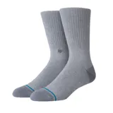 Par de medias grises de caña media con logo de la marca Stance en el tobillo y una línea azul en la puntera.
