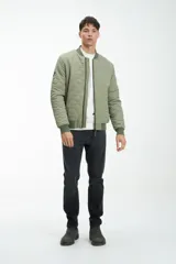 Campera bomber negra con diseño acolchado en forma de rombos y cierre frontal.