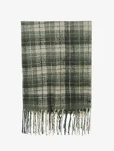 Bufanda de tejido suave con patrón de cuadros escoceses en tonos verde oscuro y beige. Presenta flecos en los bordes.