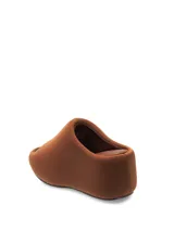 Sandalia estilo zueco con plataforma gruesa, color marrón, forrada en tela y con abertura en la punta para los dedos.