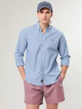 Short de baño azul con cintura elástica y cordón ajustable.