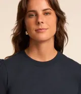 Blusa azul marino de algodón con cuello redondo y mangas cortas abullonadas con bordado floral.