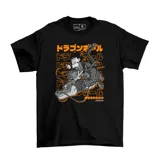 Remera negra de algodón con estampa frontal de estilo anime que muestra a un personaje infantil montando un dragón, acompañada de tipografía japonesa en color naranja.