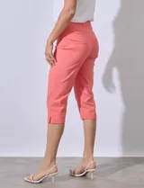 Pantalón capri de gabardina elastizada color salmón, marca Ruby Rd. Tiene pretina ancha elastizada, bolsillos simulados en la parte delantera y bolsillos aplicados en la parte trasera.