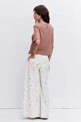 Remera de algodón color marrón, con cuello redondo y mangas cortas, de corte recto y largo a la cintura.