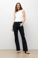 Jean bootcut de tiro medio en color azul oscuro, con diseño clásico de cinco bolsillos y cierre frontal con botón y cremallera.