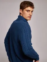 Cárdigan de punto jaspeado color gris oscuro, con cuello smoking, cierre frontal con botones de madera y ochos en el tejido.