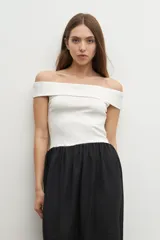 Vestido midi de corte recto, con top blanco de escote bardot y falda negra.