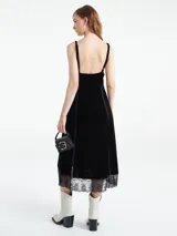 Vestido lencero largo color marrón, de terciopelo con breteles finos regulables y detalles de encaje en escote y ruedo.