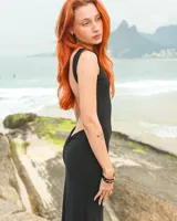 Vestido largo negro con espalda descubierta y frunce en la parte posterior.