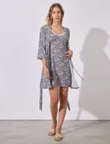 Conjunto de bata y camisón de poliéster y elastano con estampado floral. Camisón con escote en V, aplique de encaje y breteles regulables. Bata con lazo de ajuste.