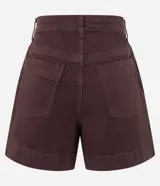 Short regular de talle alto confeccionado en sarga de color marrón, con trabillas para cinturón, cierre con botón y cremallera, bolsillos delanteros y traseros, y pespuntes en contraste.