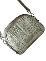 Bandolera Chabas modelo Baby de cuero natural con textura en relieve tipo cocodrilo, color dorado. Cuenta con cierre de metal, correa de cuero regulable y detalle de placa metálica con la marca grabada en el frente.