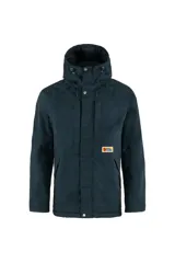 Campera azul marino de corte recto, con capucha ajustable, cierre frontal con botones a presión y bolsillos laterales con solapa. Presenta el logo de la marca en el pecho.