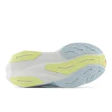 Championes de running New Balance Rebel v4, color naranja con detalles en blanco y amarillo. Confeccionados con espuma FuelCell para ofrecer propulsión y velocidad.