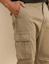Pantalón cargo color verde militar, de corte recto, con bolsillos laterales con fuelle, bolsillos delanteros inclinados y bolsillos traseros.