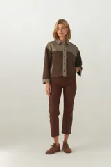 Campera corta de corte jeanero, color marrón con detalles en beige. Confeccionada en lana fina sin teñir, con botones de metal con logo Don Baez.