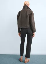 Jeans tiro medio de corte recto y diseño crop con cinco bolsillos, trabillas y cierre frontal de cremallera y botón, confeccionados en tejido 100% algodón.