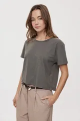 Remera corta verde militar de algodón, con cuello redondo, manga corta y calce relajado.