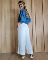 Pantalón capri de jean celeste, de corte amplio y tiro alto.