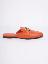 Zuecos abiertos color naranja de símil cuero con punta cuadrada y aplique metálico dorado en la parte superior. Constan de una plantilla acolchonada y un cómodo taco de 2cm.