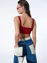 Top negro con escote regulable y breteles ajustables que se pueden atar en el delantero o espalda.