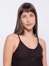 Vestido corto negro, sin mangas, con escote redondo y cierre frontal de botones.