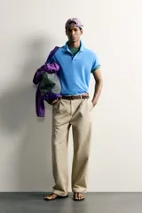 Sudadera polo regular fit de manga corta color mostaza, confeccionada en tejido con mezcla de algodón e interior de rizo, con cuello solapa y cierre frontal de botonadura.