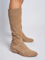 Bota de cuero color marrón, con taco cuadrado y punta fina.