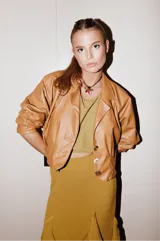 Falda larga color mostaza de seda lavada, corte al bies y volados verticales.